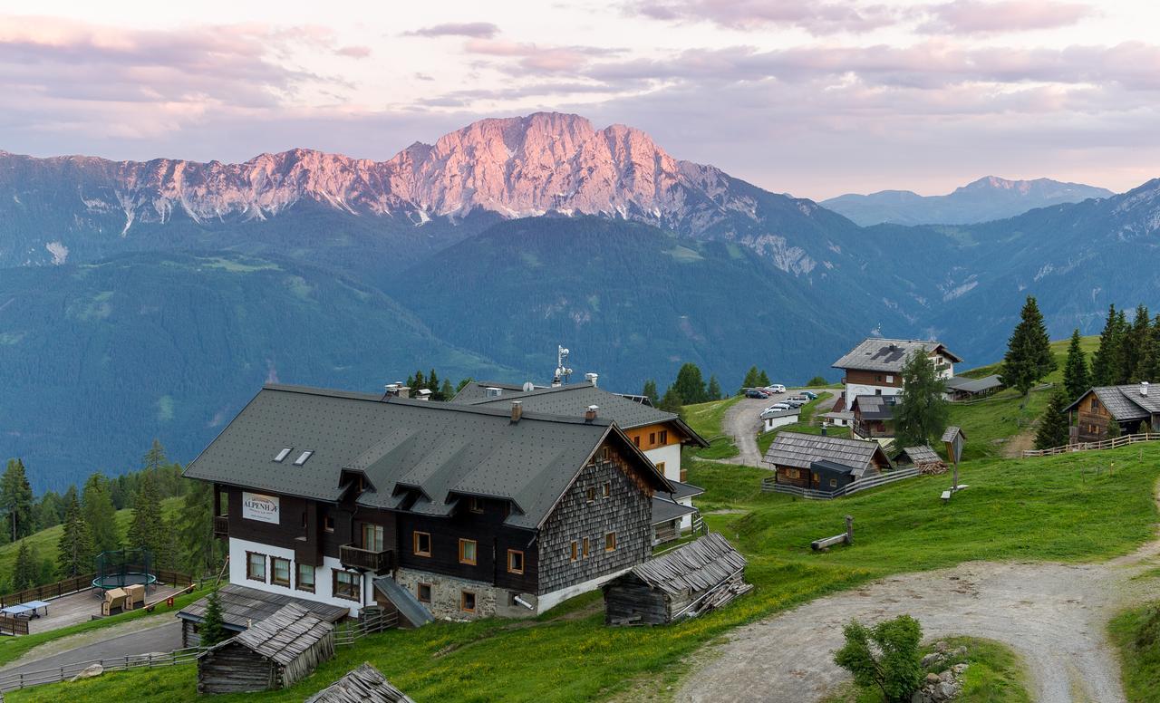 Hotel Sattleggers Alpenhof & Feriensternwarte à Greifenburg Extérieur photo